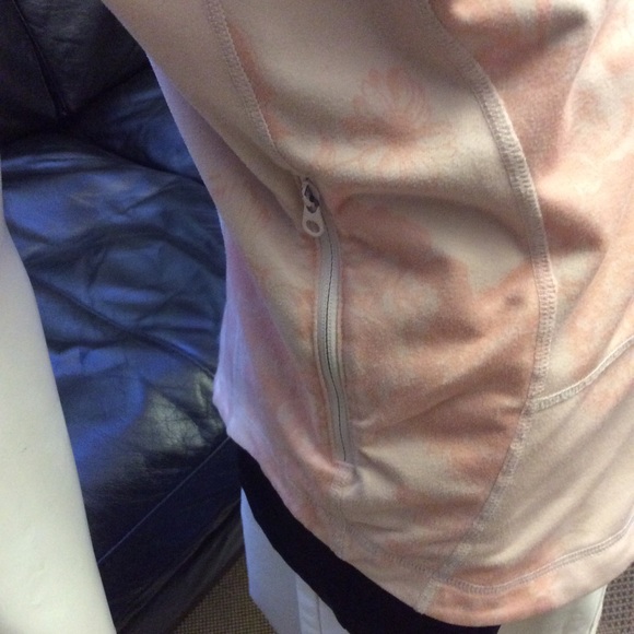 Rare Lululemon 🍋 zip up short sleeved sweater - Picture 7 of 10